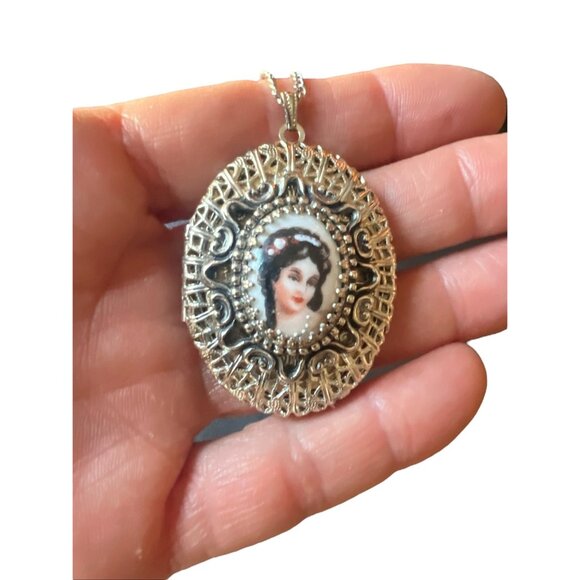 Lot of Two Pendant & Faux Cameo Necklace Sets Vintage Locket and Portrait - Picture 12 of 16